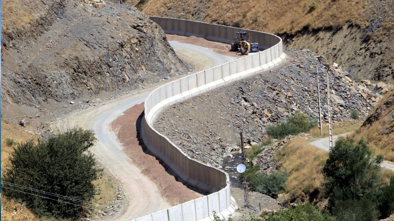 İran sınırına 43 kilometre beton duvar örüldü F5Haber