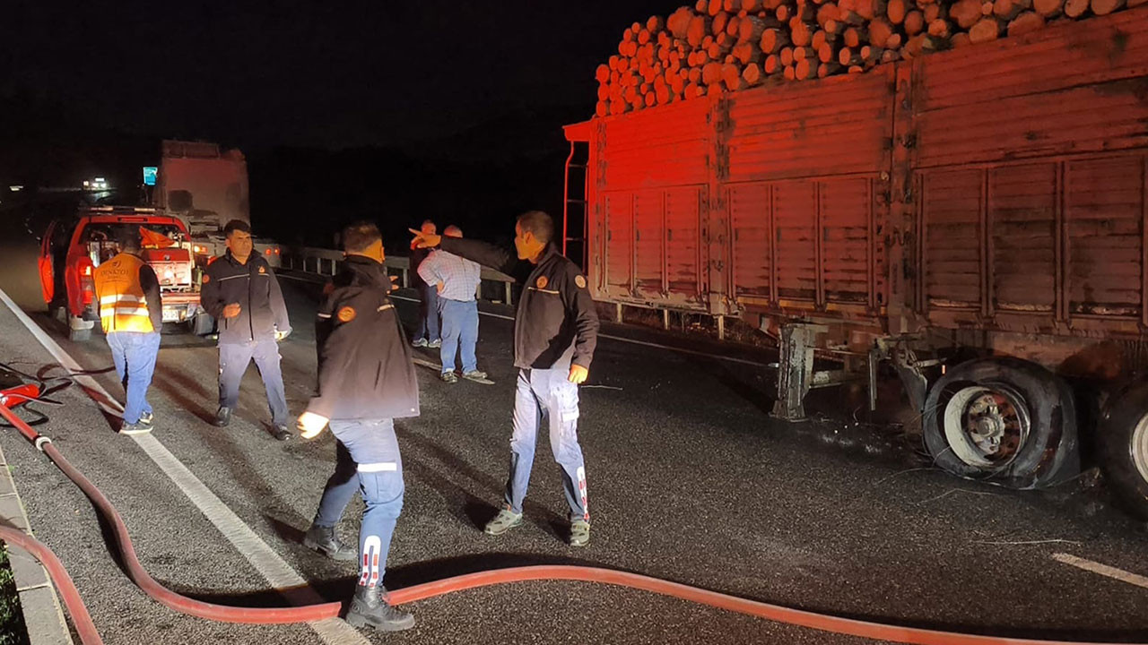 Tomruk yüklü TIR’da çıkan yangın büyümeden söndürüldü