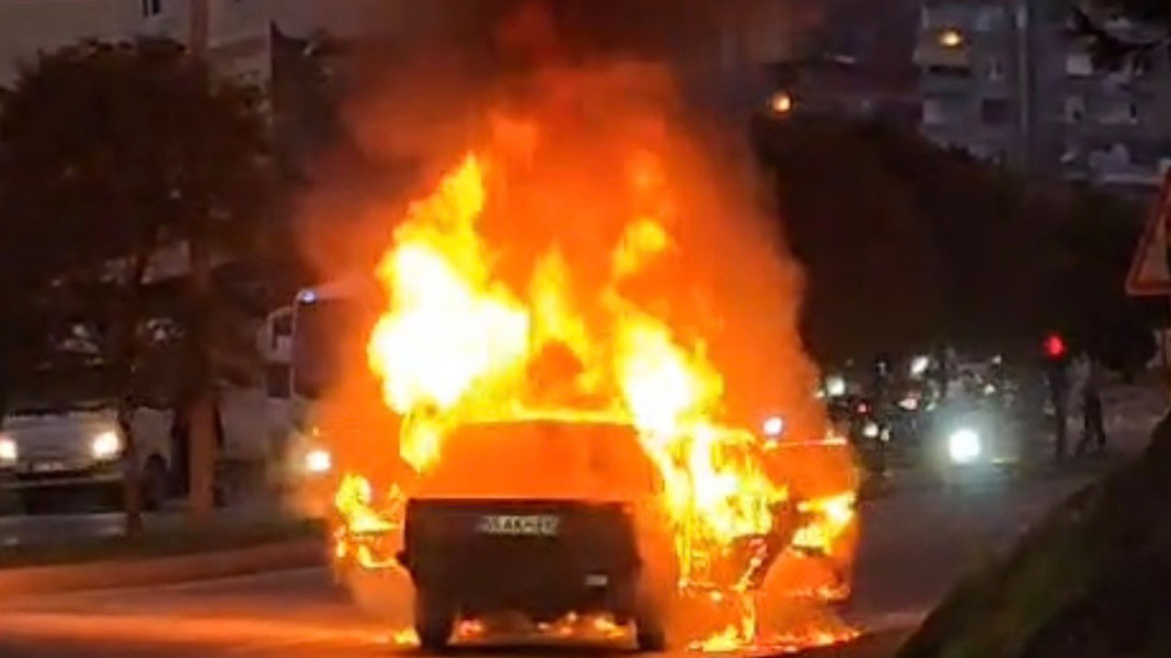 Seyir halindeki otomobil alev alev yandı