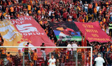 Galatasaray tribünlerinden Osimhen pankartları: "Zorunda olduğun için değil, istediğin için"
