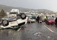 Bolu'da kayganlaşan yol sebebiyle 12 araç zincirleme kaza yaptı