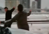 Kar yağışı nedeniyle trafikte kalan sürücüler, yolun ortasında müzik açarak oynadı