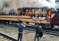 Böyle protesto görülmedi! Öğrenciler treni ateşe verdi