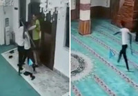 Camiye ayakkabıyla ve elinde kazmayla girdi! Rus turist sınır dışı edildi