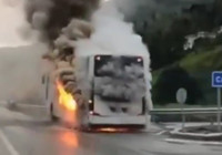 Artvin'de, seyir halindeki yolcu otobüsü alev alev yandı