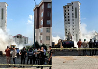 Hasarlı bina, yıkım sırasında sağlam binanın üzerine devrildi