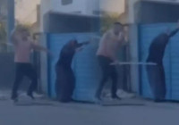 Eşinin tartıştığı kadın komşusuna sopa ve su borusuyla saldırdı; o anlar kamerada
