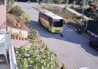 Korna çala çala yolda yatan köpeği ezdi