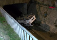Minibüsün çarptığı hafif ticari araç su kanalına uçtu