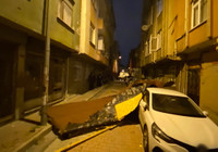İstanbul'da fırtına: Binanın çatısı uçtu