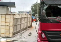 Devrilen hafriyat kamyonu güvenlik kulübesine çarptı