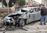 Bursa'da otomobil yayaya, trafik levhasına ve kamyona çarptı