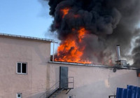 Ümraniye’de iki katlı işyerinin yerinin çatısı alev alev yandı