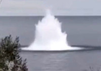 Karadeniz'de ters dönmüş şüpheli tekne imha edildi; patlatma anı kamerada