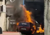 Rize'de park halindeki 2 otomobil yandı; O anlar kamerada