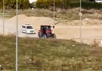 Manisa sokaklarında ilginç görüntü! Ehliyetsiz traktör sürücüsüne 44 bin lira ceza