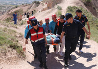 Kayalıklardan yuvarlanıp bacağı kırılan turist kurtarıldı