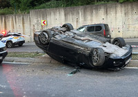 Maltepe'de otomobil aydınlatma direğine çarptı