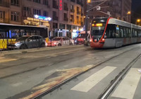 Karşıdan karşıya geçmeye çalışan bir kişiye tramvay çarptı