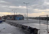 İstanbul'da deniz taştı! Tekneler zarar gördü