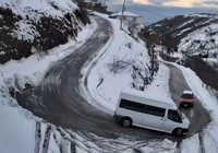 Trabzon'da minibüsün dereye yuvarlanması kamerada