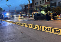 Trafikte tartışan sürücüler birbirlerine ateş açtı; 1'i yoldan geçen 2 yaralı