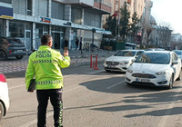 Yolun karşısına geçerken otomobilin çarptığı yaya yaralandı