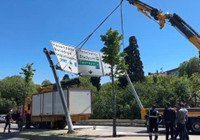Kadıköy'de konteyner yüklü vinç, yön tabelasına çarptı