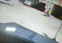 Motosikletin kamyonun altında kaldığı kaza kamerada