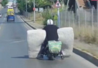 Sultanbeyli’de motosikletle yatak taşıdı
