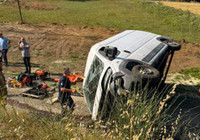 Çatalca'da bariyere çarpan minibüs takla attı