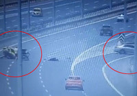 Otomobilin taksiyle çarpıştığı kaza kamerada