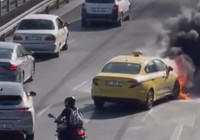 Fatih'te taksi alev alev yandı