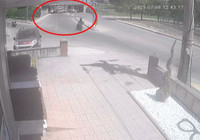 Yalova'da vinç yüklü TIR alt geçitte sıkıştı