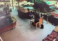 Eyüpsultan'da otomobil kaldırıma çıktı