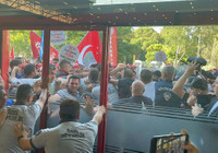 İzmir'de işten çıkarılanların eylemi devam ediyor! Meclis önünde arbede çıktı