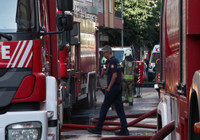 Pendik'te 4 katlı binanın çatısı alev alev yandı