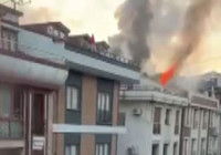 Kağıthane'de 4 katlı binanın çatısı alev alev yandı