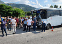 Afyonkarahisar’da yolcu midibüsü ile TIR çarpıştı