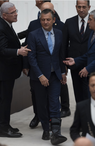 Ayağı kırılan Özgür Özel'le ilgili "Silahla vuruldu" iddiasına yalanlama - Resim : 1