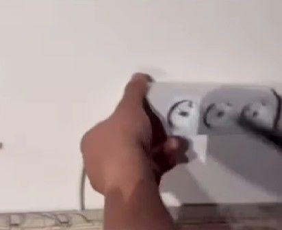 Aparttaki prizin içine kamera yerleştirmişler! Bir gizli kamera rezaleti daha ortaya çıktı - Resim : 1
