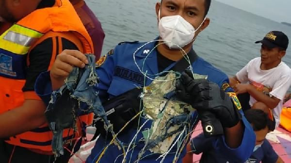 Endonezya'da irtibat kesilen yolcu uçağı denize düşmüş! - Resim : 2
