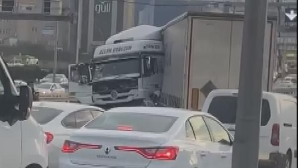 İstanbul'da E-5'te TIR metrobüs yoluna girdi! - Resim : 1