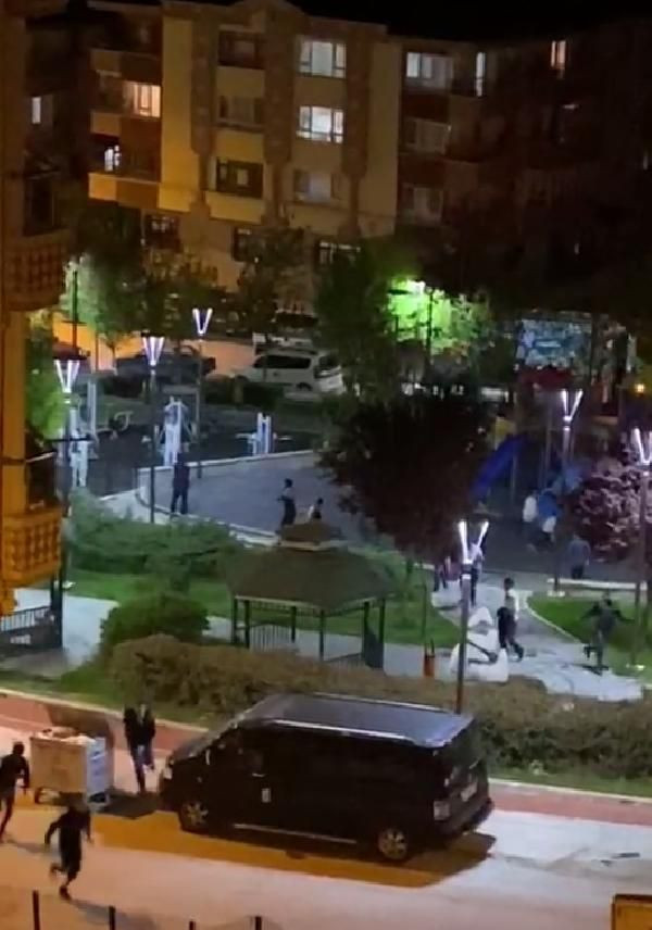 Sokağa çıkma yasağına uymadılar parkta 'uzun eşek' oynadılar - Resim : 1