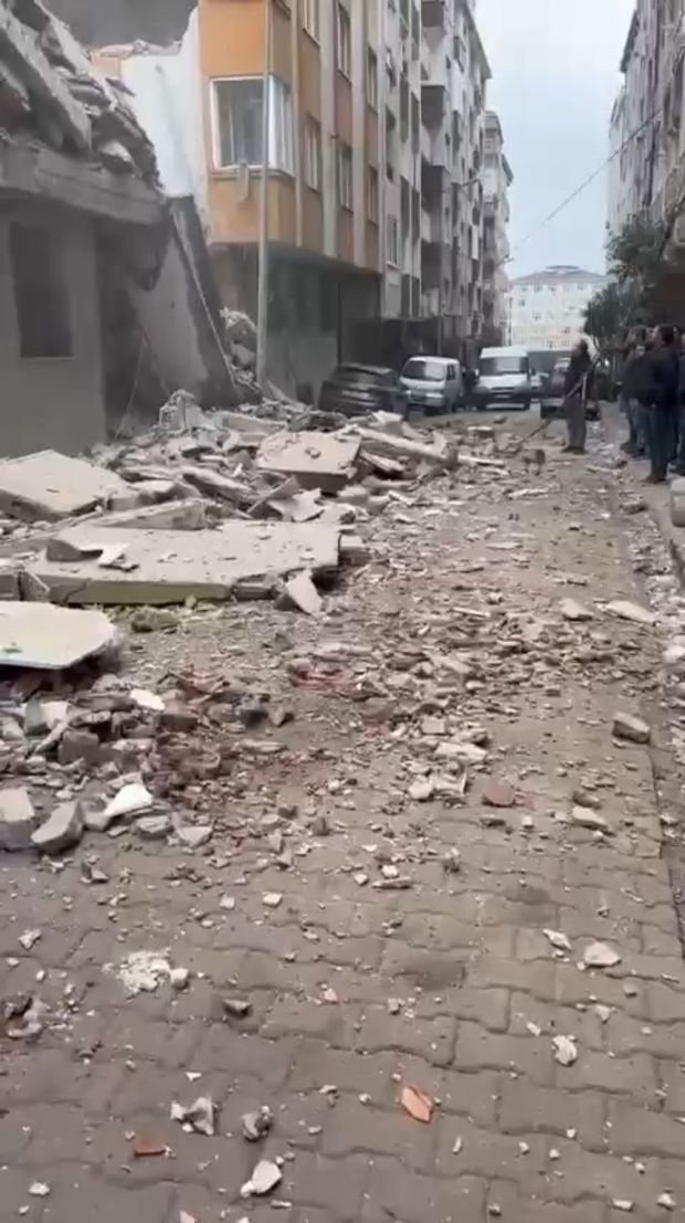 İstanbul'da yıkımı yapılan bina yan apartmanın üzerine çöktü! - Resim : 2