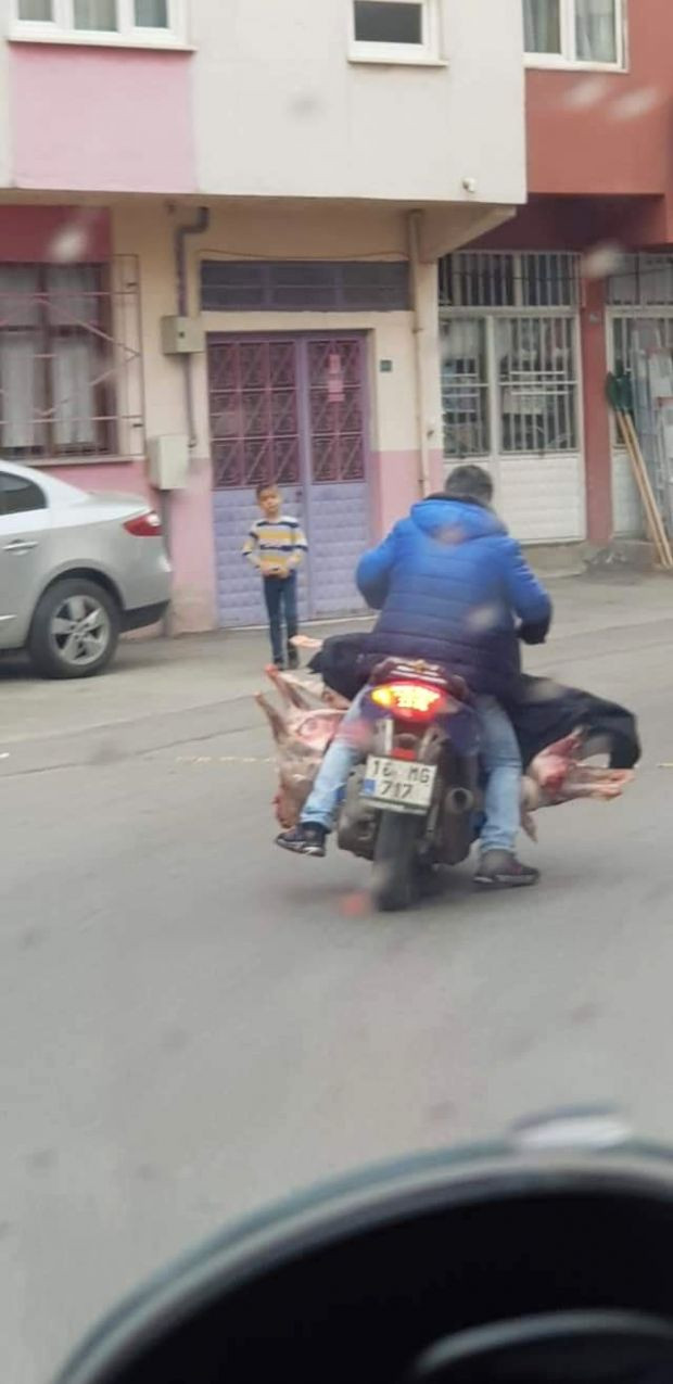 Bursa'da akılalmaz görüntüler! Motosikletine yüklediği ambalajsız et ile yolculuk yaptı - Resim : 2