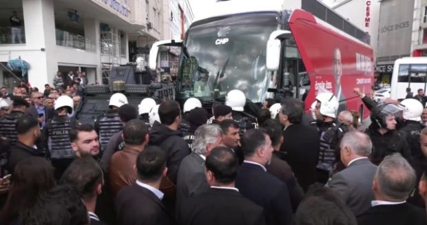 Esenyurt Belediyesi'nde arbede çıktı: CHP'li vekilleri taşıyan otobüs barikata takıldı! - Resim : 4