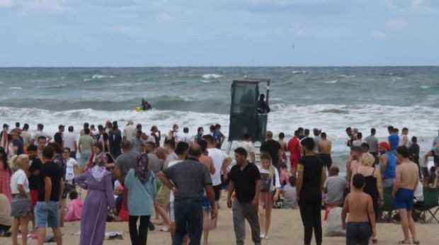 Olumsuz hava koşulları sahilleri vurdu; Kandıra, Şile ve Sarıyer'de denize girmek yasaklandı - Resim : 1