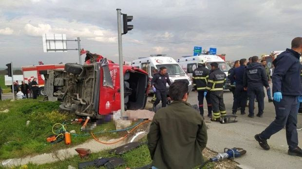 Tekirdağ'da tır ile minibüs çarpıştı: 5 ölü, 10 yaralı - Resim : 1