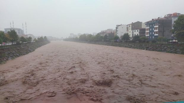 Trabzon'u sağanak vurdu, hastane tahliye edildi: 3 ilçede hayat durdu! - Resim : 1